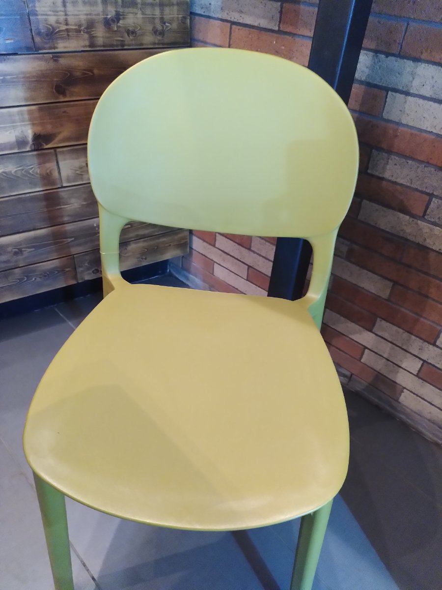 Sedie in legno robuste e confortevoli photo