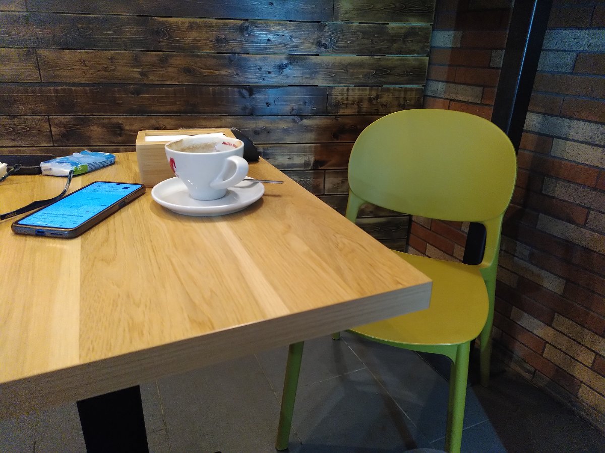 Sedie in legno robuste e confortevoli photo