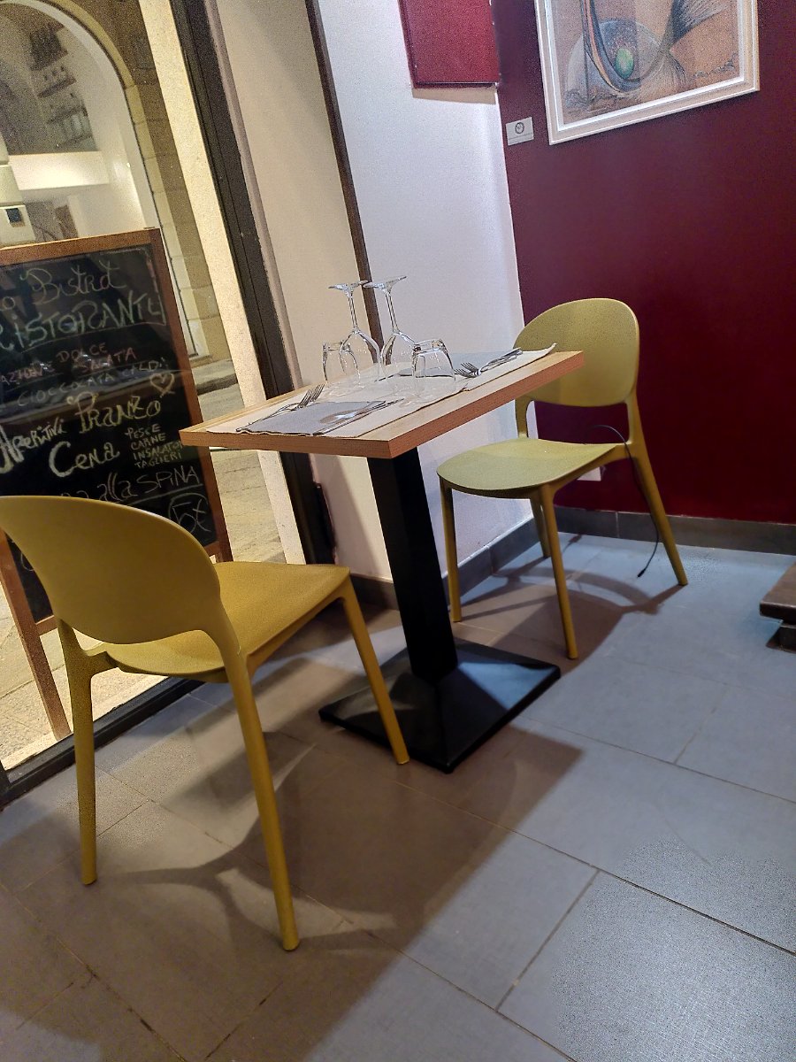 Sedie in legno robuste e confortevoli photo