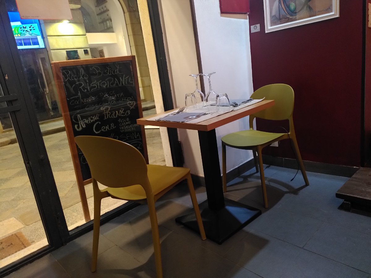 Sedie in legno robuste e confortevoli photo